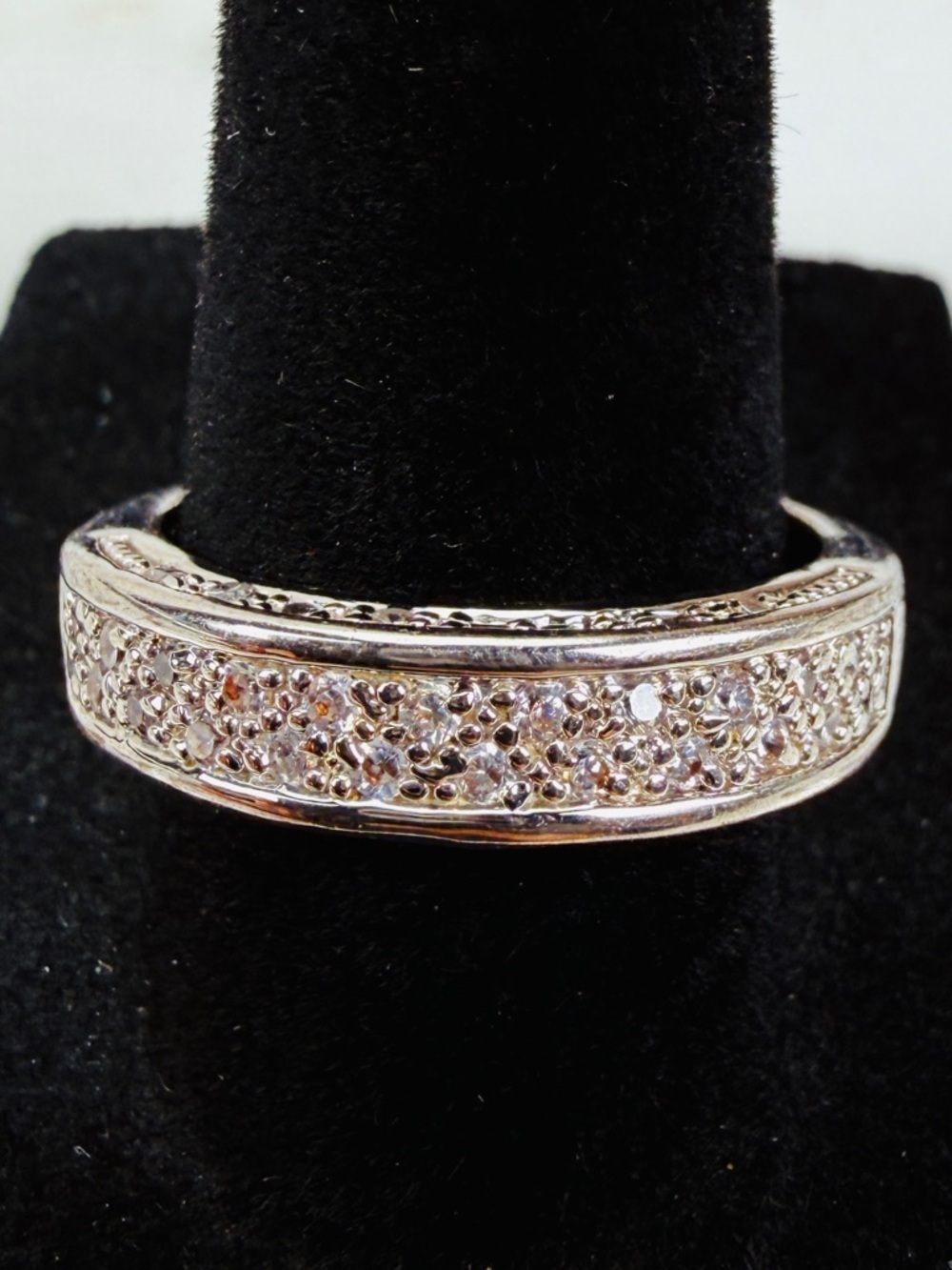 Beautiful vintage Silvertone bling band ring size 9